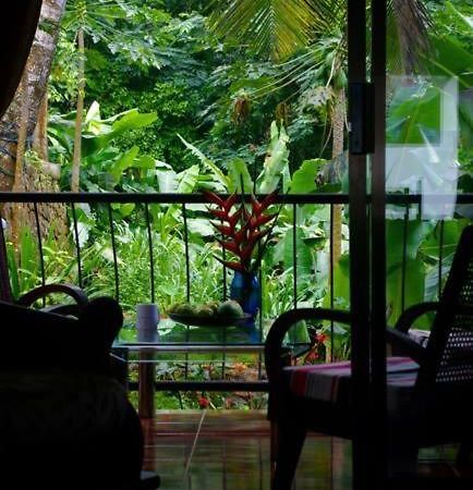 Papayas Self Catering Room Виктория Экстерьер фото